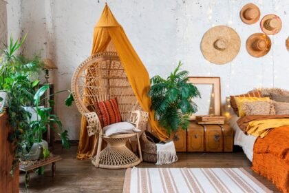 Descubra como criar uma decoração boho urbana misturando plantas, texturas e liberdade criativa. Um estilo leve e verde para transformar qualquer canto da cidade.