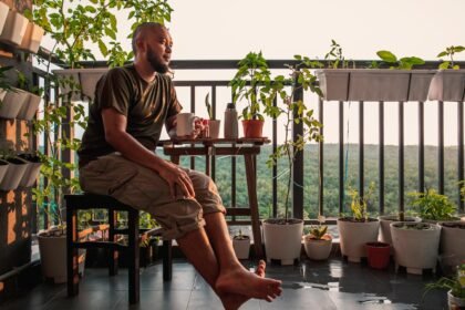 Descubra como transformar apenas 1m² da sua sacada em um jardim urbano cheio de estilo, vida e sabor. Dicas práticas para quem tem pouco espaço, mas muita vontade de cultivar.