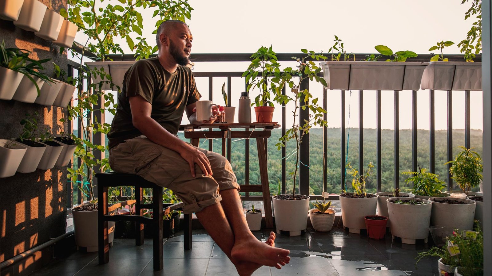 Descubra como transformar apenas 1m² da sua sacada em um jardim urbano cheio de estilo, vida e sabor. Dicas práticas para quem tem pouco espaço, mas muita vontade de cultivar.