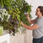 Jardins que Escalam: Tudo Sobre Cultivo Vertical em Apartamento