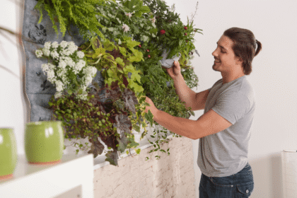 Jardins que Escalam: Tudo Sobre Cultivo Vertical em Apartamento