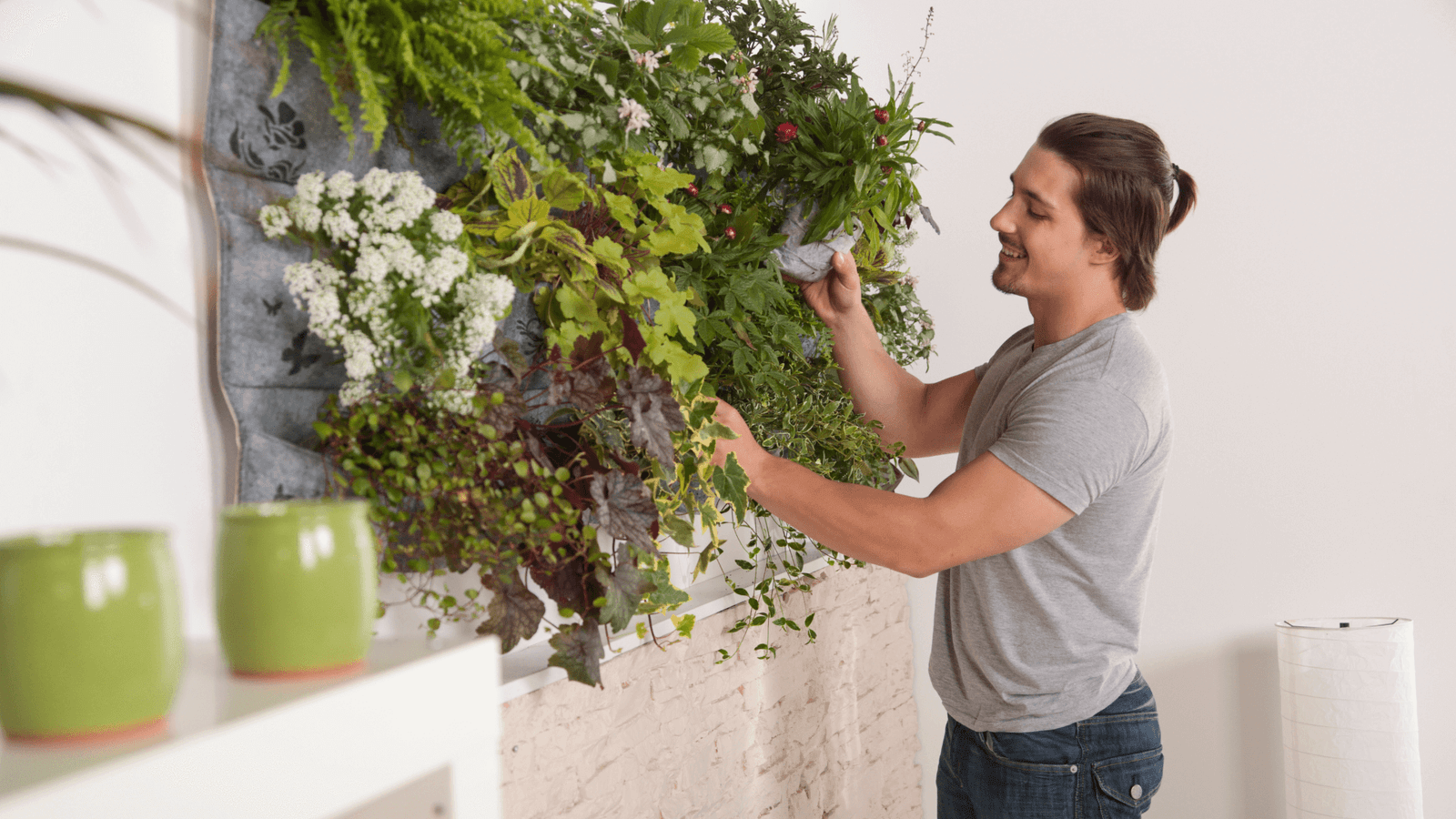 Jardins que Escalam: Tudo Sobre Cultivo Vertical em Apartamento