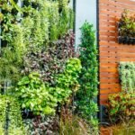 Descubra as 5 melhores estruturas de cultivo vertical DIY para transformar qualquer cantinho urbano em um oásis verde. Criatividade, economia e muito estilo.