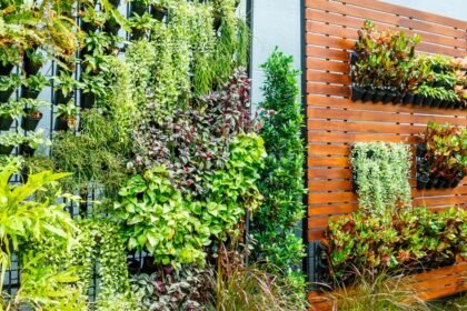 Descubra as 5 melhores estruturas de cultivo vertical DIY para transformar qualquer cantinho urbano em um oásis verde. Criatividade, economia e muito estilo.