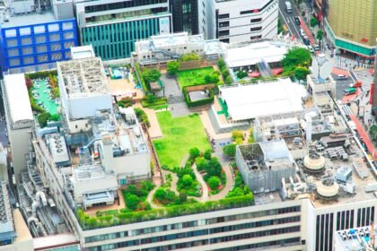 Descubra como Tóquio está reinventando os jardins verticais inteligentes em meio ao concreto. Inspiração e tecnologia pra transformar qualquer parede urbana em natureza viva.